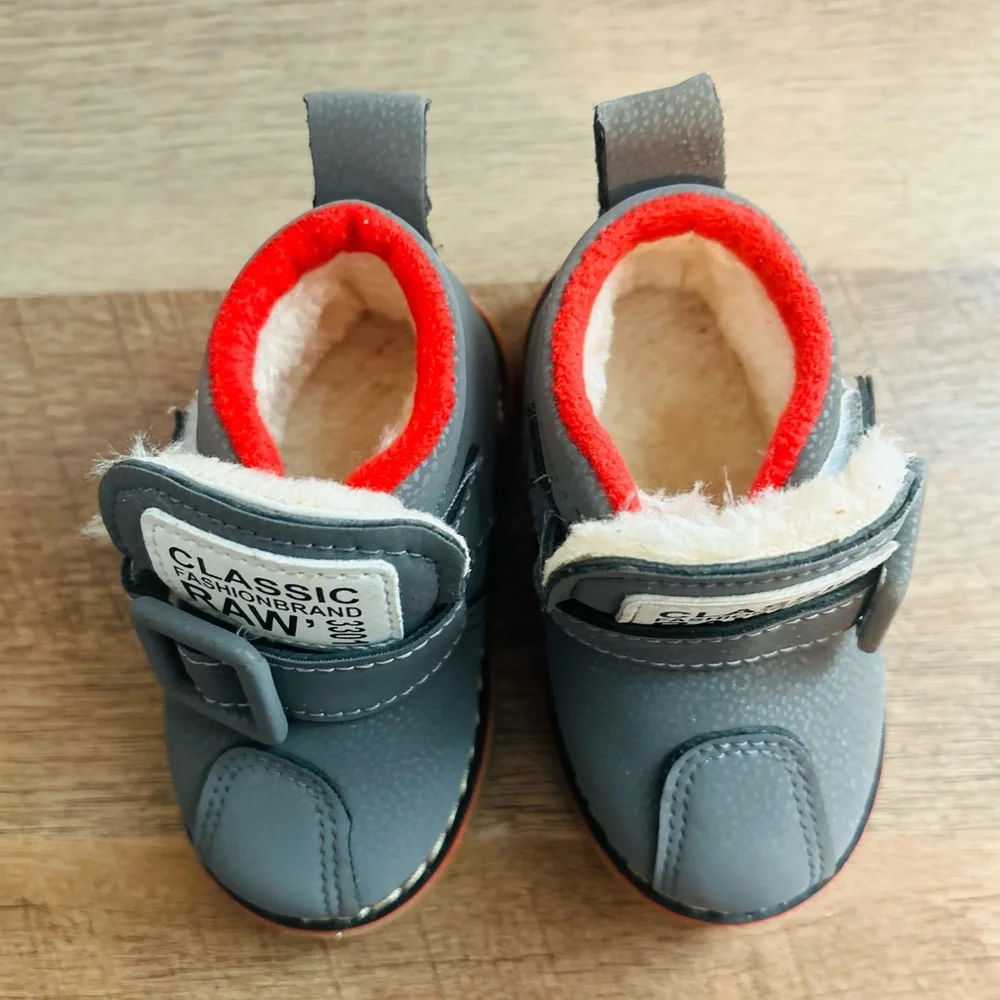 Classic Fashion Brand Raw 3301 Kids Gray Boots with fur.Size 5.